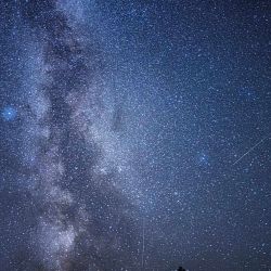 Una fotografía tomada en Fontainebleau, al sur de París, muestra estrellas fugaces cruzando la Vía Láctea durante las "Nuits des étoiles" (Noche estrellada), una importante celebración anual para los entusiastas de la astronomía. | Foto:MIGUEL MEDINA / AFP
