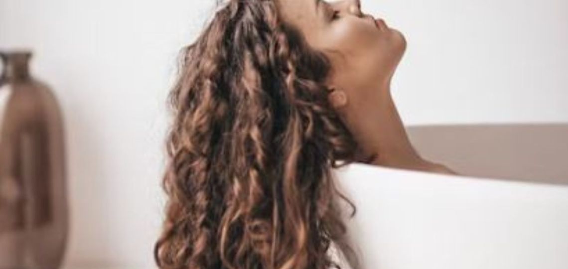 Crema de peinar: la solución para el cabello con frizz en climas húmedos