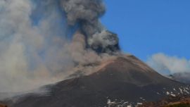 La nueva erupción del Etna tiene en vilo a las autoridades y lugareños.