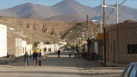 Está recorrido de norte a sur por varios ramales de la Cordillera de los Andes