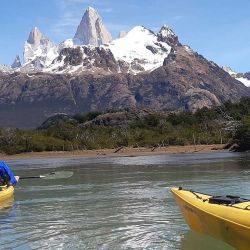 En kayak o haciendo rafting por los ríos patagónicos, en Chubut y Santa Cruz.