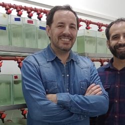 Los investigadores Juan Ignacio Fernandino y Andrés Alonso tienen entre sus objetivos mejorar la tasa de crecimiento del pejerrey.