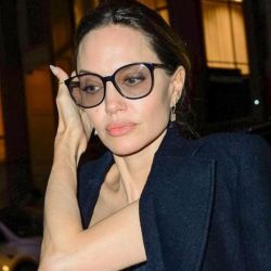 Angelina Jolie da cátedra de estilo 'quiet luxury' con una combinación infalible