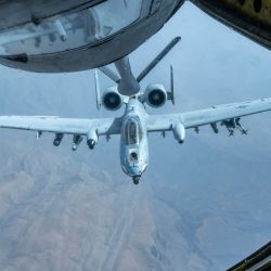 Una imagen proporcionada por la Fuerza Aérea de los EE. UU. muestra un A-10 Thunderbolt II del 75° Escuadrón de Cazas Expedicionarios recibiendo combustible de un KC-135 Stratotanker durante las operaciones de reabastecimiento aéreo sobre el Estrecho de Ormuz. | Foto:Frank Rohrig / US AIR FORCE / AFP