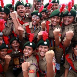 Las cadetes del Cuerpo Nacional de Cadetes (NCC) celebran su victoria después de ganar el segundo lugar en marzo pasado durante las celebraciones del Día de la Independencia de la India en Chandigarh. | Foto:AFP
