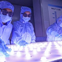 Los trabajadores producen un tablero de enseñanza digital inteligente en una fábrica en Lianyungang, en la provincia oriental china de Jiangsu. | Foto:AFP