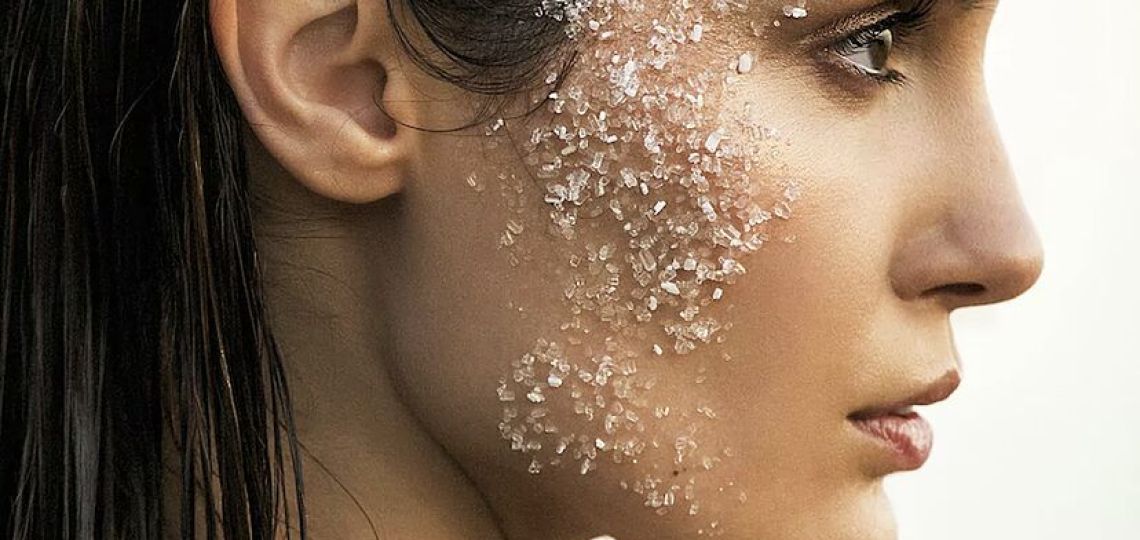 Consejos de expertos para exfoliar la piel en casa y sus beneficios