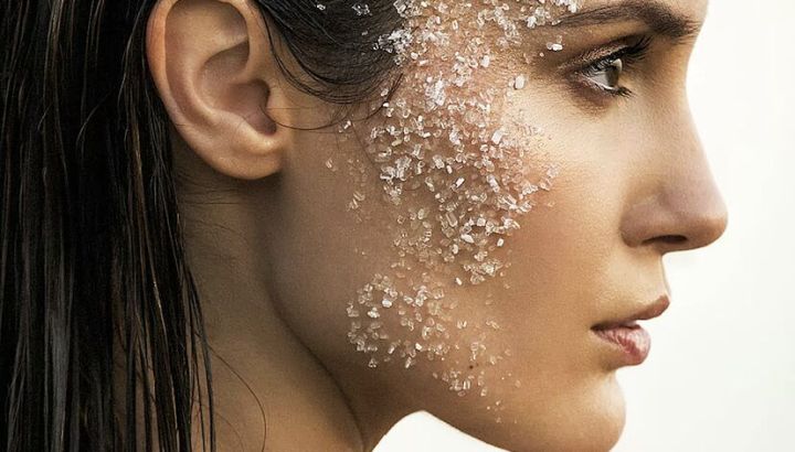 Consejos de expertos para exfoliar la piel en casa y sus beneficios