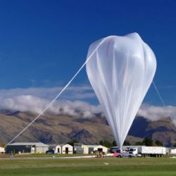 El proyecto consiste en lanzar a la estratófera un gigantesco globo con una carga de 600 gramos de carbonato de calcio -o tiza- que será pulverizado a 19 kilómetros por sobre la superficie del planeta. 