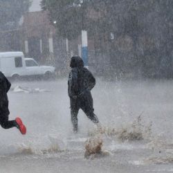 Barrio San Carlos. El fuerte temporal que durante toda la madrugada cayó sobre la ciudad bonaerense de La Plata y alrededores, con abundantes precipitaciones, provocó que se inundaran calles y algunas viviendas, según denunciaron vecinos en redes sociales; al tiempo que el Servicio Meteorológico Nacional (SMN) advirtió hoy que seguirá lloviendo y que aún se esperan tormentas. | Foto:Télam/Eva Cabrera