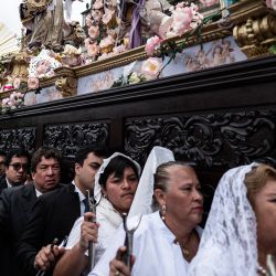 Fieles católicos participan en un desfile para celebrar el día de la Virgen de la Asunción, patrona de la ciudad en Ciudad de Guatemala. | Foto:LUIS ACOSTA / AFP