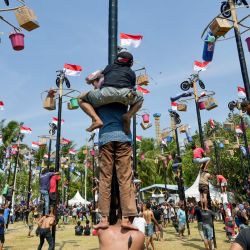 Los participantes intentan escalar postes grasientos para recoger premios en la parte superior durante las celebraciones que marcan el 78º Día de la Independencia de Indonesia en Yakarta. | Foto:BAY ISMOYO / AFP
