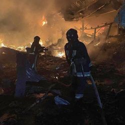 Esta fotografía del folleto tomada y publicada por el Servicio de Emergencia de Ucrania muestra a los rescatistas apagando un incendio en un supermercado después de una huelga nocturna en Odesa, en medio de la invasión rusa en Ucrania. | Foto:AFP /Folleto / Servicio de emergencia ucraniano