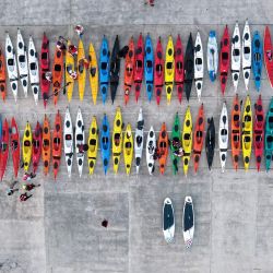 Una imagen aérea muestra los kayaks de los entusiastas de los deportes acuáticos en Indonesia en un islote en la bahía de Yakarta. | Foto:BAY ISMOYO / AFP