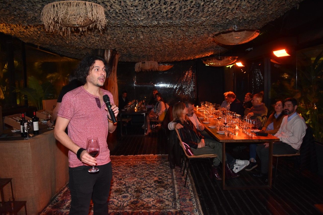 Los vinos elegidos para la ocasión cautivaron los paladares presentes, despertando conversaciones y debates sobre notas, matices y maridajes ideales.