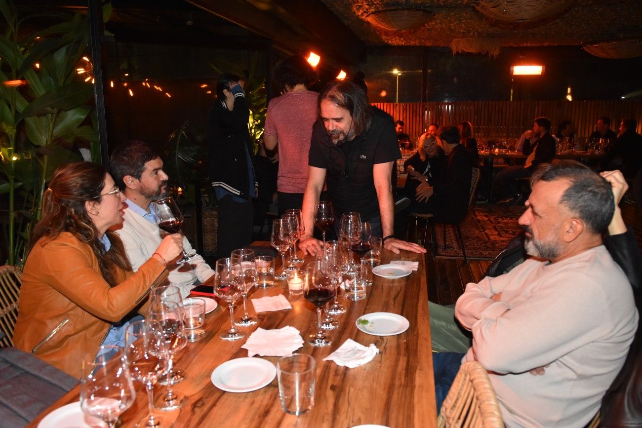 Los vinos elegidos para la ocasión cautivaron los paladares presentes, despertando conversaciones y debates sobre notas, matices y maridajes ideales.