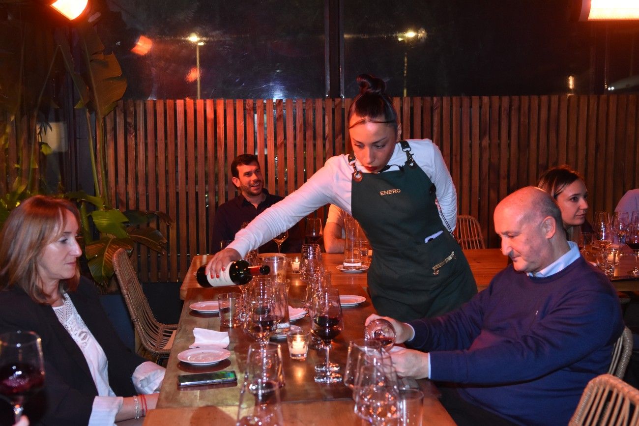 Los vinos elegidos para la ocasión cautivaron los paladares presentes, despertando conversaciones y debates sobre notas, matices y maridajes ideales.