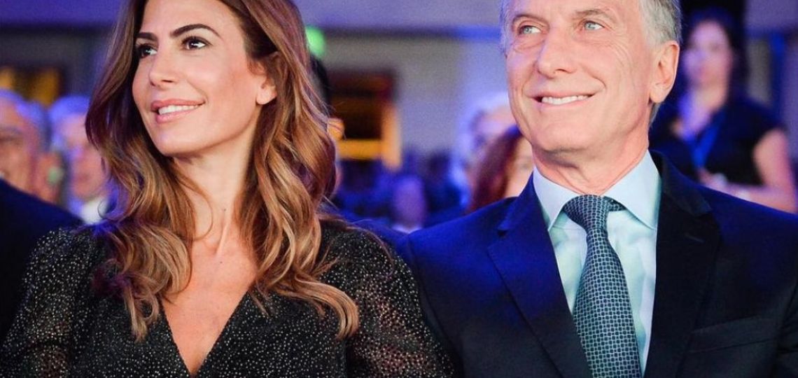 Juliana Awada luce los jeans Oxford ideales para cualquier figura como una profesional