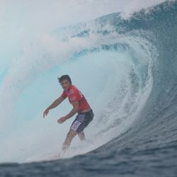 El surfista estadounidense Barron Mamiya monta una ola en Teahupo'o en Tahití, Polinesia Francesa, durante el evento de surf profesional WSL Shiseido Tahiti. | Foto:Jerome Brouillet / AFP