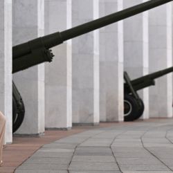 Una mujer se apoya en la columnata del Museo de la Gran Guerra Patriótica, el museo de historia militar más grande de Rusia en la Colina Poklonnaya en Moscú. | Foto:NATALIA KOLESNIKOVA / AFP