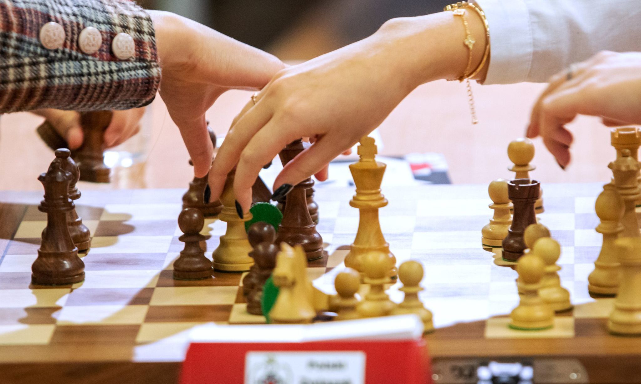 Las críticas a la prohibición de que las jugadoras transgénero de ajedrez  participen en torneos femeninos - BBC News Mundo