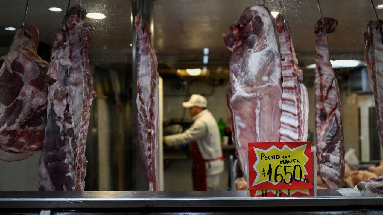 Vista de una carnicería en el Mercado Central de Buenos Aires. El Instituto Nacional de Estadística y Censos (Indec) dio a conocer la inflación de julio de 2023, que alcanzó el 6,3% y volvió a acelerarse tras la caída de junio. En los últimos doce meses, la cifra ha marcado un descenso hasta alcanzar el 113,4%. | Foto:LUIS ROBAYO / AFP