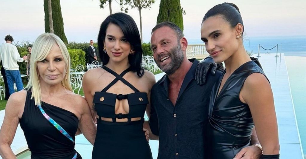 David Grutman y su mujer Isabela, con Donatella Versace y Dua Lipa, en Cannes 2023