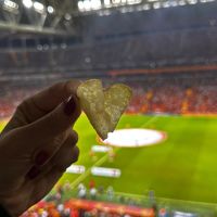 Wanda Nara lució un Rolex y una Mini Bag Chanel que suman 12850 dólares en el partido de Mauro Icardi