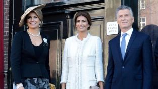 Juliana Awada en tweed junto a Mauricio Macri y la reina Máxima
