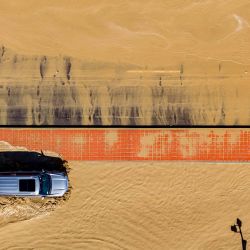 En esta fotografía aérea un vehículo atraviesa las inundaciones luego de las fuertes lluvias de la tormenta tropical Hilary en Thousand Palms, California. | Foto:JOSH EDELSON / AFP