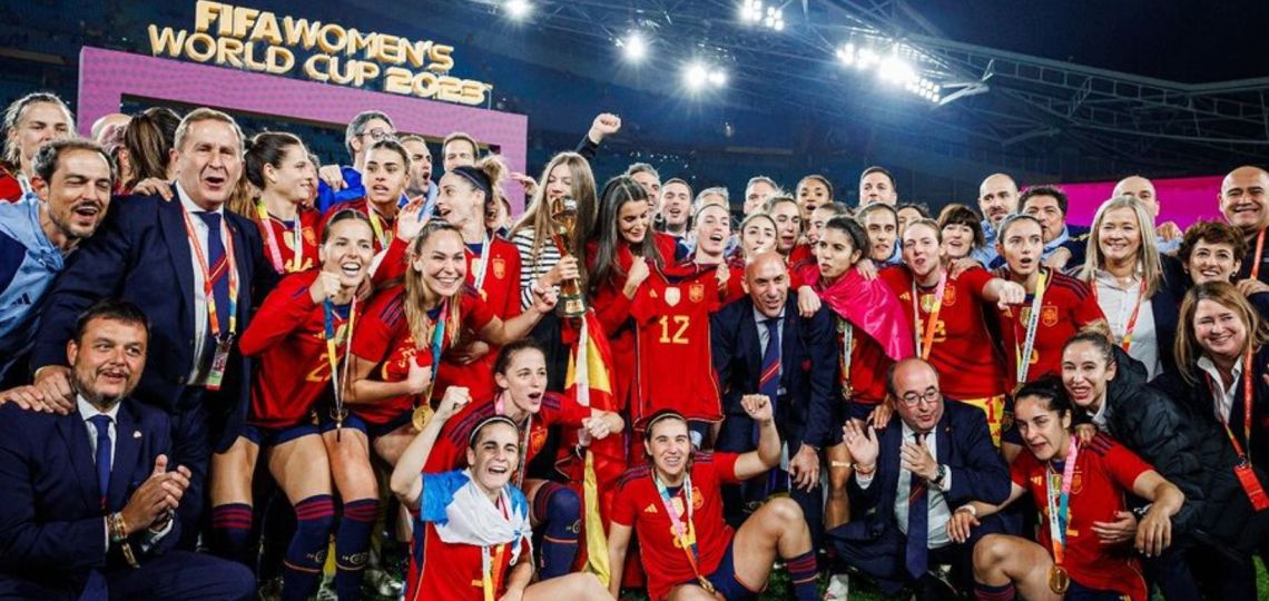 Básicos de otoño y color rojo: los elegidos de la Infanta Sofía para la final de fútbol femenino