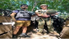 Mauro en su viaje a Ucrania junto a un general en la trinchera