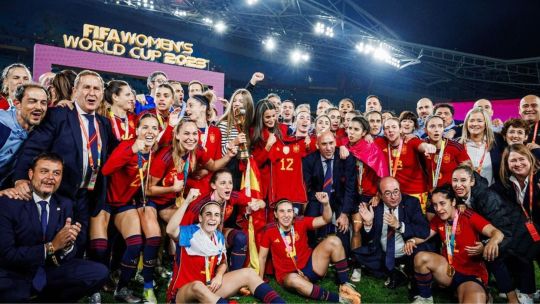 Básicos de otoño y color rojo: los elegidos de la Infanta Sofía para la final de fútbol femenino