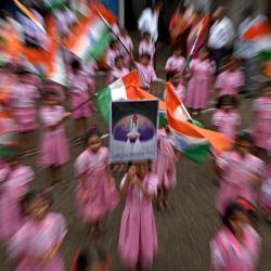 Los estudiantes ondean la bandera nacional de la India mientras se reúnen en apoyo de la nave espacial Chandrayaan-3 en Mumbai, India. | Foto:INDRANIL MUKHERJEE / AFP