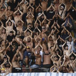 Los seguidores del Napoli animan antes del partido de fútbol de la Serie A italiana Frosinone vs Napoli en el estadio Benito Stirpe de Frosinone. | Foto:FILIPPO MONTEFORTE / AFP