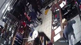 Violento saqueo en un local de ropa: se llevaron todas las prendas en un minuto y la empleada se tuvo que esconder detrás de la caja