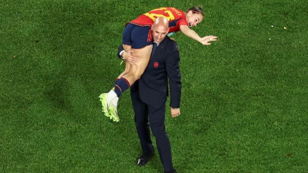 Quấy rối cựu sao Barca tại World Cup 2023, Chủ tịch LĐBĐ Tây Ban Nha bất ngờ nhận 'kết cục đắng'