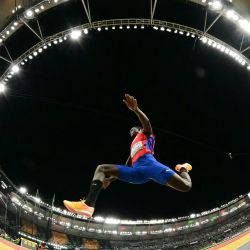 El cubano Lázaro Martínez compite en la final de triple salto masculino durante el Campeonato Mundial de Atletismo en el Centro Nacional de Atletismo de Budapest. | Foto:Ben Stansall / AFP