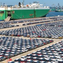 En esta foto los automóviles esperan ser cargados en un barco en el puerto de Yantai, en la provincia oriental china de Shandong. | Foto:AFP