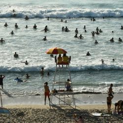 La gente se da un chapuzón en el agua en la playa de Milady en Biarritz, suroeste de Francia, mientras la ola de calor azota Francia. | Foto:GAIZKA IROZ / AFP