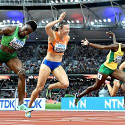 La nigeriana Tobi Amusan cruza la línea de meta por delante de la holandesa Nadine Visser, la jamaicana Ackera Nugent y la húngara Luca Kozak en la semifinal de los 100 metros con vallas femenina durante el Campeonato Mundial de Atletismo en el Centro Nacional de Atletismo de Budapest. | Foto:Jewel Samad / AFP