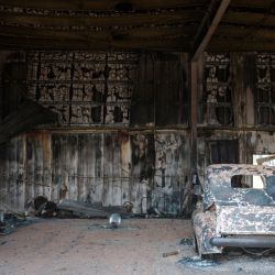Se ven restos carbonizados al costado de la carretera junto a la autopista en Enterprise, Territorios del Noroeste, Canadá. La ciudad de Enterprise, fue reducida a cenizas por incendios forestales. | Foto:ANDREJ IVANOV / AFP