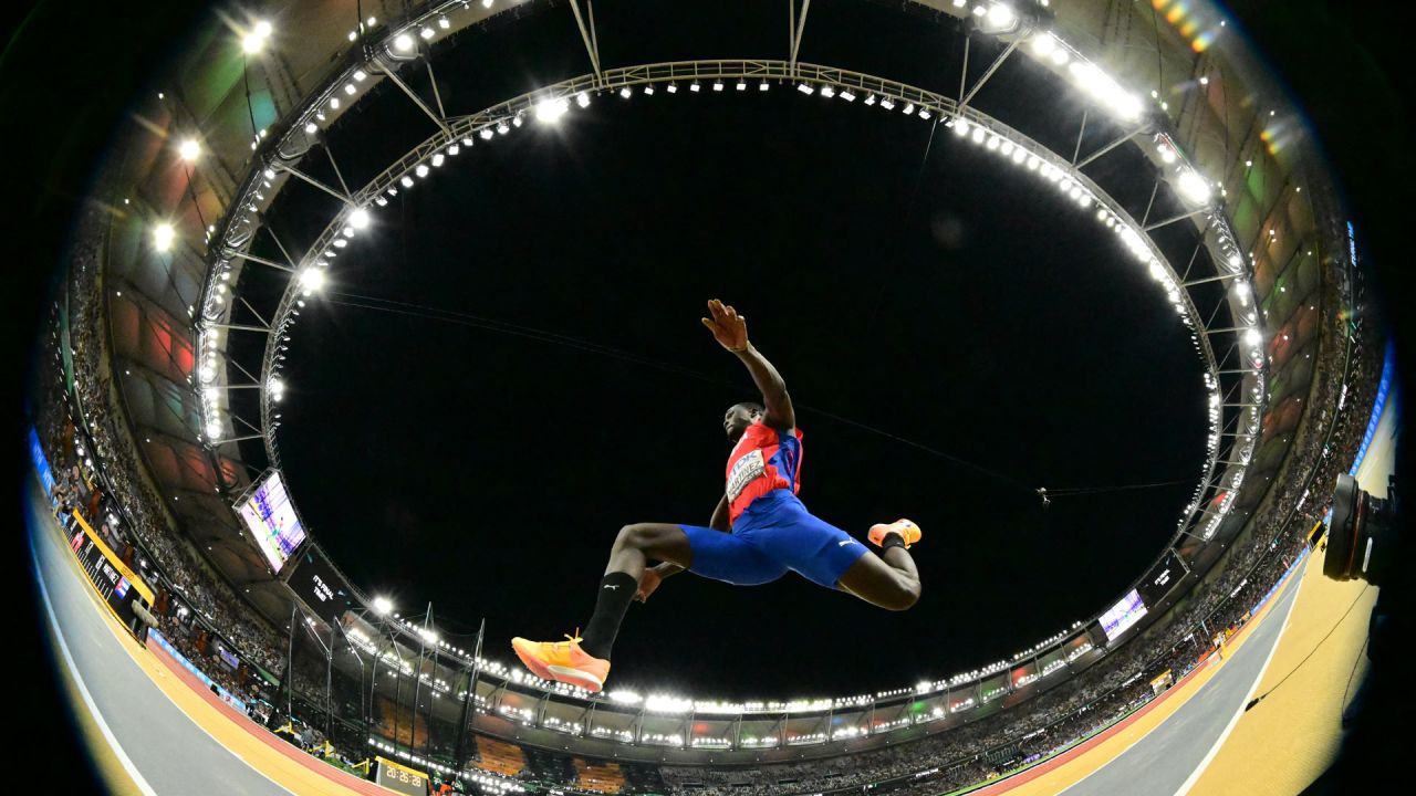 El cubano Lázaro Martínez compite en la final de triple salto masculino durante el Campeonato Mundial de Atletismo en el Centro Nacional de Atletismo de Budapest. | Foto:Ben Stansall / AFP