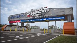La entrada al Kennedy Space Visitors Center, en Florida Central.