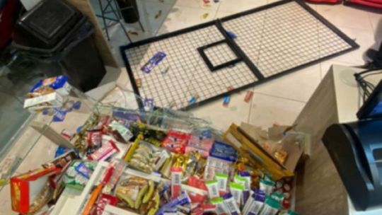 El desconsolado llanto del dueño del kiosco saqueado en Villa Carlos Paz