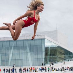 Asbjørg Nesje, de Noruega, participa y se entrena frente a la Ópera de Oslo (Noruega), un día antes del Campeonato del Mundo de 2023 de Døds Diving (buceo a muerte). Según los organizadores, el Døds es "una forma de buceo extremo de estilo libre desde las alturas saltando con los brazos estirados y con el vientre por delante, aterrizando en posición de cañón o de gamba". | Foto:Javad Parsa / NTB / AFP