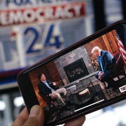 Esta foto ilustrativa muestra un avance de la entrevista de Tucker Carlson al expresidente estadounidense Donald Trump programada para emitirse en X la misma noche del primer debate de las primarias presidenciales republicanas en Milwaukee, Wisconsin. | Foto:Chris Delmas / AFP