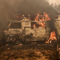 Esta fotografía muestra un vehículo ardiendo mientras se propaga un incendio forestal en Acharnes, al norte de Atenas. Los bomberos griegos lucharon por contener los incendios incontrolados en todo el país por quinto día consecutivo, varios de ellos bordeando una Atenas acre y llena de humo. | Foto:Angelos Tzortzinis / AFP