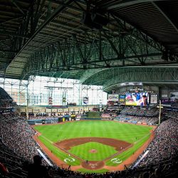 Foto del partido de beisbol entre los Astros de Houston y los Medias Rojas de Boston en el Minute Maid Park en Houston, Texas. | Foto:Logan Riely/Getty Images/AFP