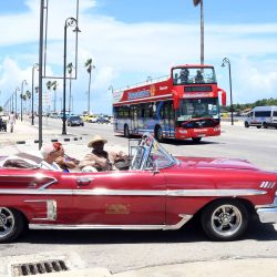 Turistas pasean a bordo de un automóvil antiguo, en La Habana, capital de Cuba. La industria turística cubana, la segunda fuente de divisas del país, sigue recuperándose lentamente de la pandemia, con la recepción entre enero y julio de este año de casi un millón y medio de vacacionistas. | Foto:Xinhua/Joaquín Hernández